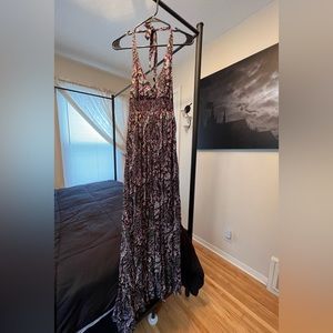 Long dress with elastic waist.